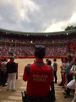 Tres agentes de la Policía Foral reaniman a un hombre en la plaza de toros salvándole la vida