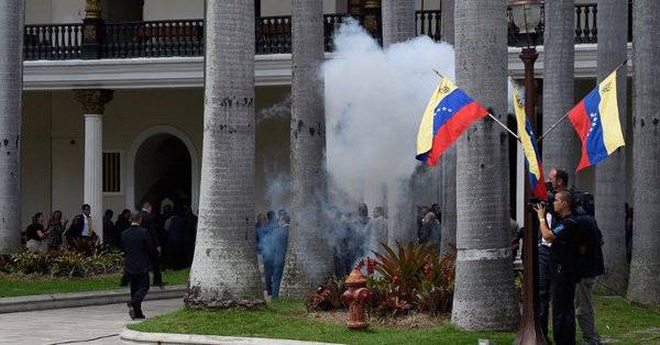 Los diputados venezolanos salen del Parlamento tras 7 horas de asedio chavista