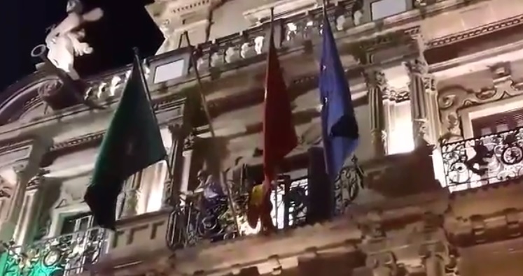 Vídeo.- Demora en la recolocación de la bandera de España tras el 'Pobre de mi' 2017