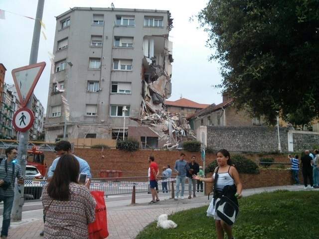 Se derrumba parte de un edificio desalojado esta mañana en Santander