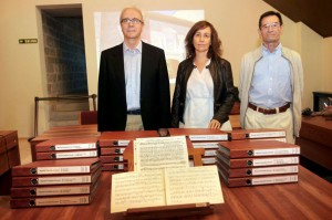 De izda a dcha. Joaquim Llansó, director del Servicio de Archivos y Patrimonio Documental, la consejera Herrera y José Luis Turrillas (hijo).