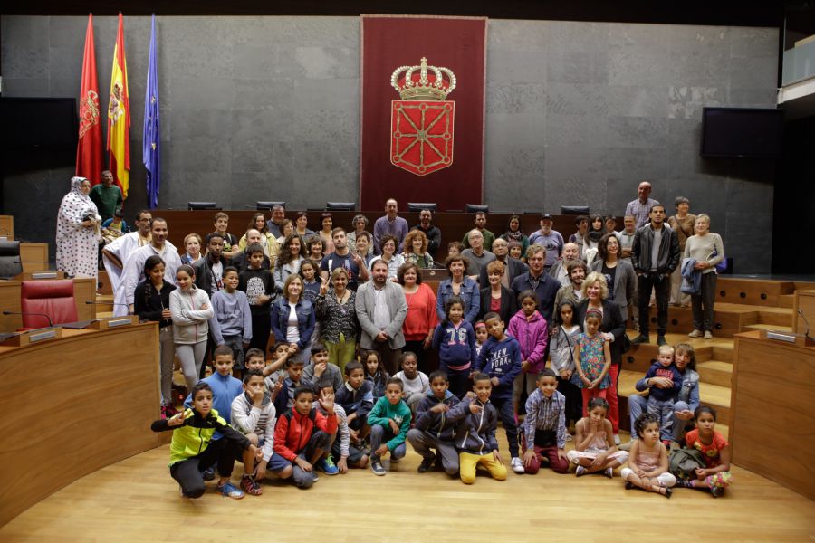 El Parlamento recibe a los niños saharauis que pasan el verano en Navarra