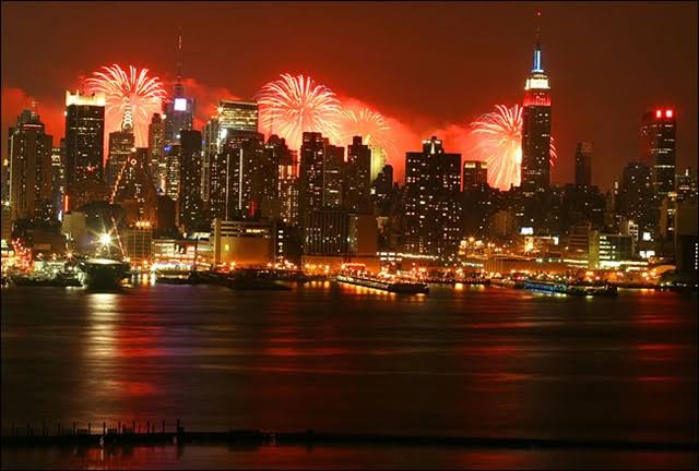 Los fuegos del Día de la Independencia llenan de color la noche de Nueva York