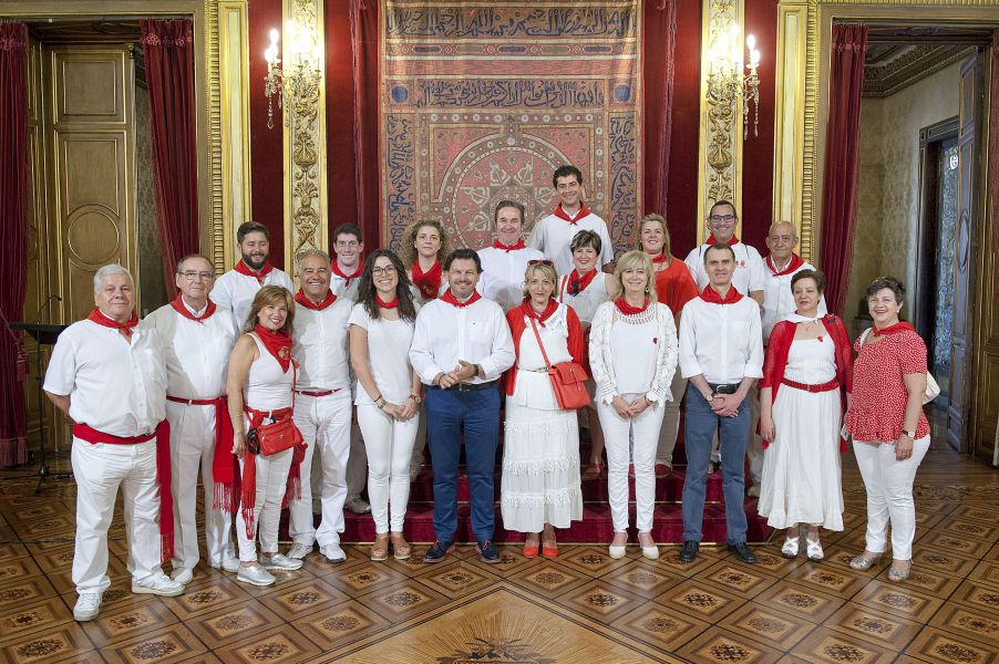 La consejera Ollo recibe en el Salón del Trono a autoridades y representantes de casas regionales