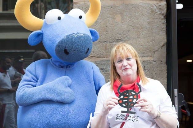 La norteamericana Lucinda Poole recibe el premio Guiri del Año de San Fermín