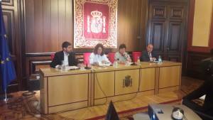 Aritz Romeo, Carmen Alba, la consejera Mª José Beaumont y Enrique Belda durante la rueda de prensa