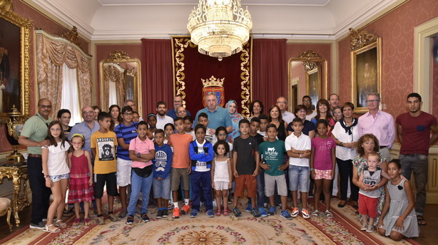 El Ayuntamiento recibe a menores saharauis que pasan el verano en Pamplona con familias de acogida