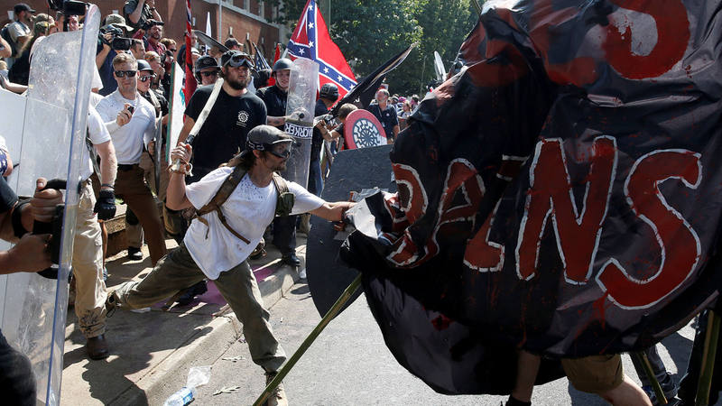 Tres muertos y más de 20 heridos tras violenta marcha supremacista en EE.UU.