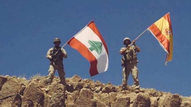 El Ejército libanés ondea la bandera de España en la colina conquistada al EI