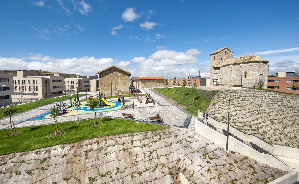 Laparra visita la actuación urbanística realizada en el pueblo viejo de Sarriguren