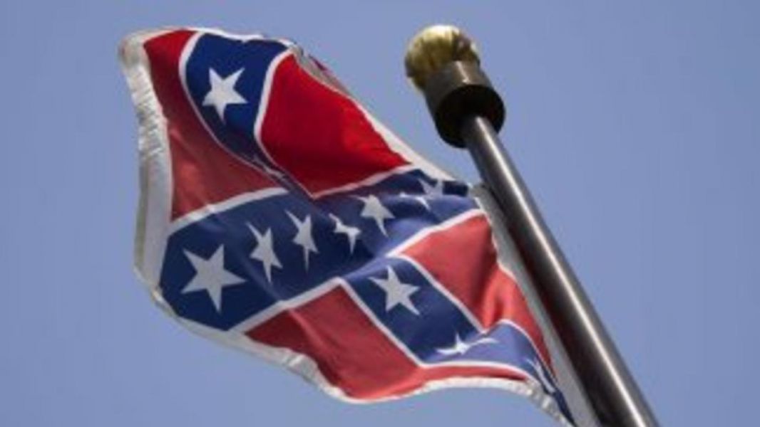 Trump usa la simbología confederada para dejar atrás Charlottesville