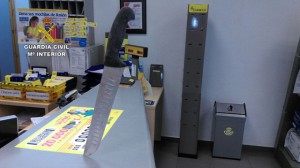 Guardia Civil detiene a un varón por robar con un cuchillo en una oficina de Correos en Cádiz