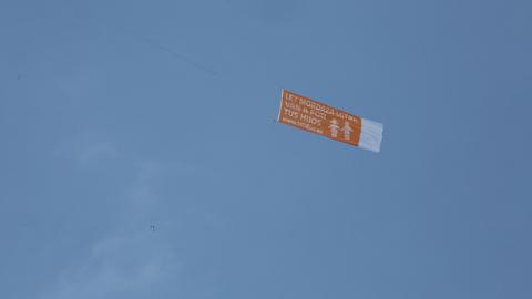 El #HOBusAéreo de HazteOir inicia su campaña por la costa mediterránea
