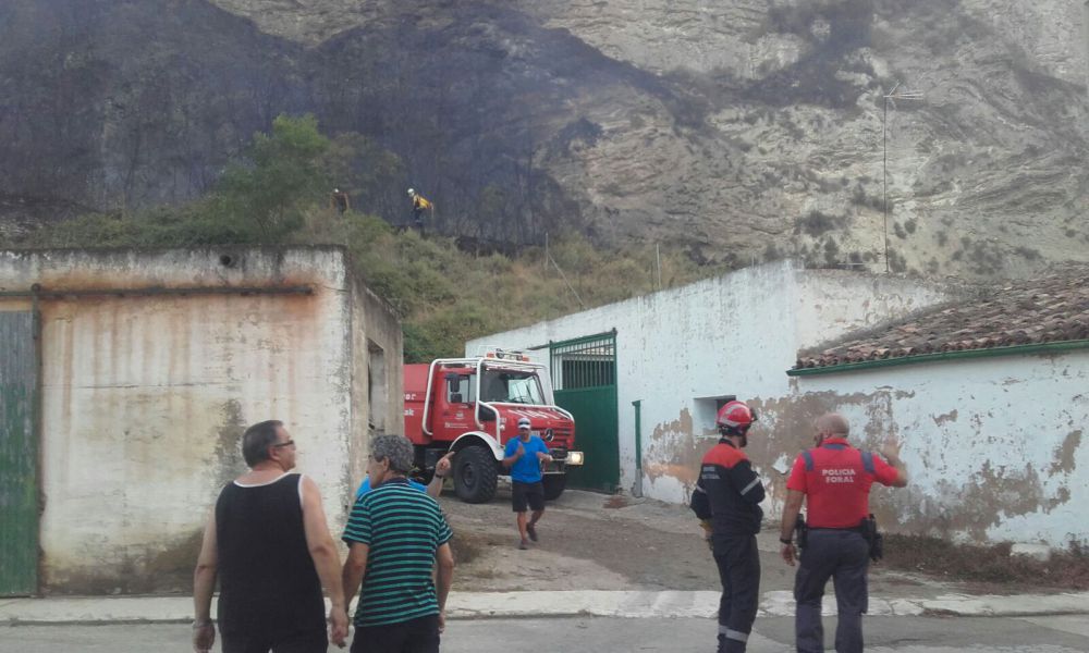 Continúan las labores de extinción del incendio de ayer en Falces, que ya está controlado