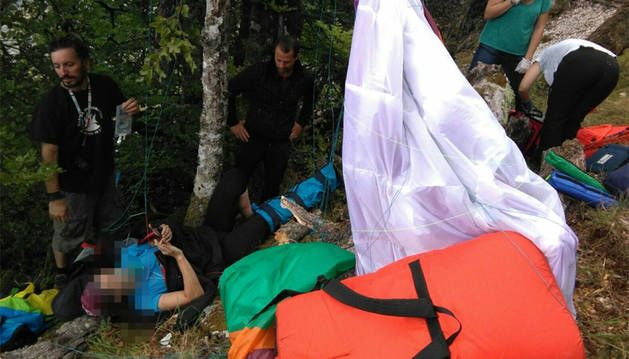 Rescatada una mujer de 43 años herida tras sufrir un accidente de parapente