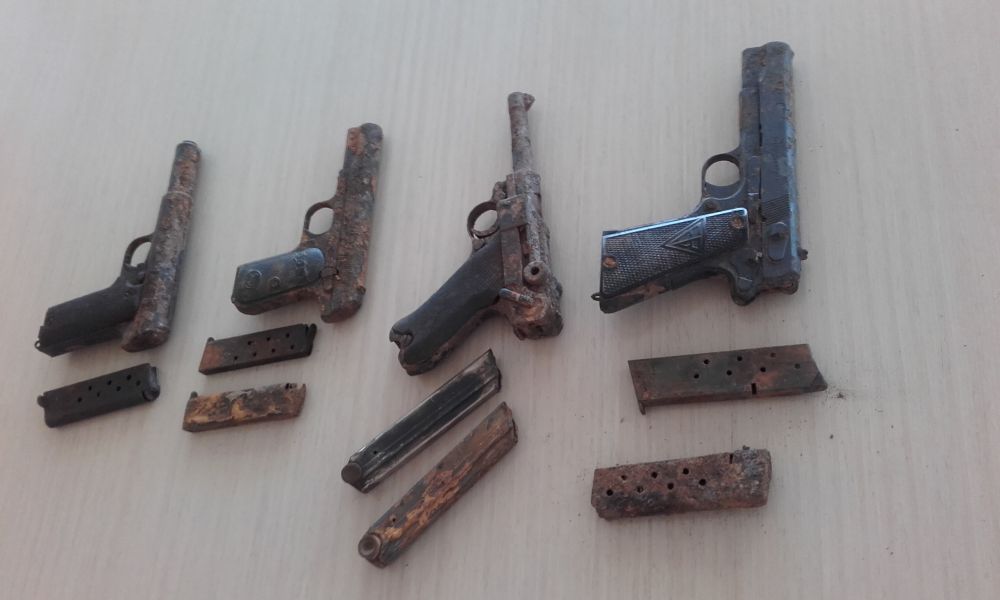 Personal de Guarderío Forestal encuentra cuatro pistolas de la Guerra Civil en el río Bidasoa