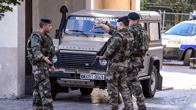 El sospechoso del atropello a militares es trasladado a París