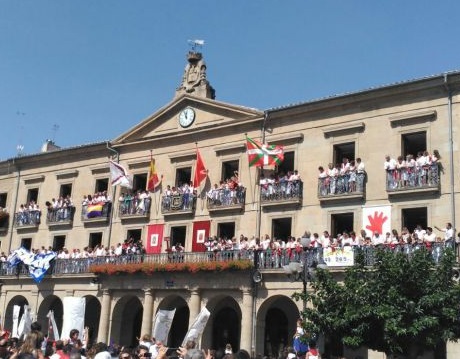 Tafalla saca la 'ikurriña' al balcón del Ayuntamiento en el cohete de las Fiestas Patronales