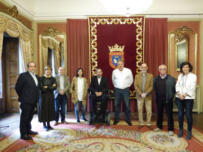 El alcalde de Pamplona recibe el nuevo patronato de la Fundación Caja Navarra