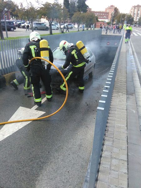 Se incendia un coche en la salida del parking del Complejo Hospitalario de Navarra