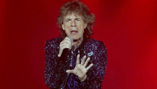  El cantante y líder de la banda de rock The Rollings Stones, Mick Jagger, durante su actuación esta noche en el Estadi Olímpic de Montjuic. EFE El cantante y líder de la banda de rock The Rollings Stones, Mick Jagger, durante su actuación esta noche en el Estadio Olímpico de Montjuic. EFE 