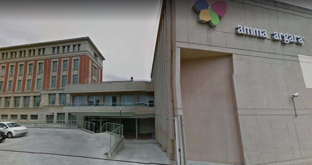 Un grupo de jóvenes de Pamplona lleva la moda a la residencia 'Amma Argaray'
