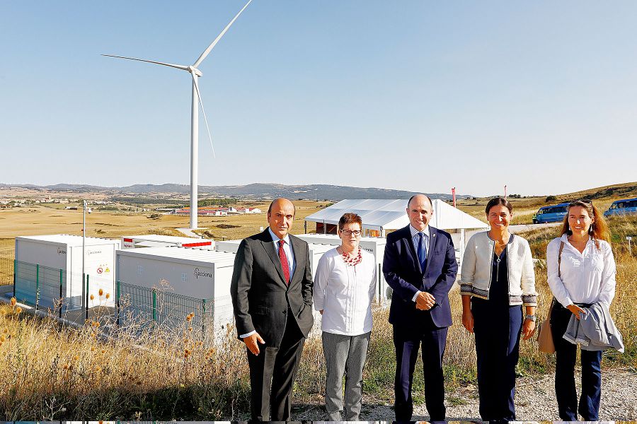 El vicepresidente Ayerdi inaugura una planta de almacenamiento de energía eólica con baterías de Acciona