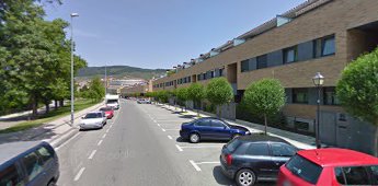 Empotra su vehículo contra media docena de coches en Pamplona y da positivo en alcoholemia