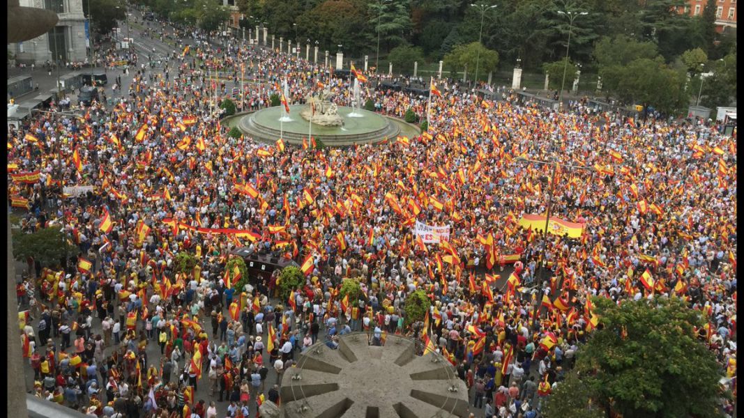 Miles de personas se concentran en toda España en contra del referéndum del 1-O y a favor de España