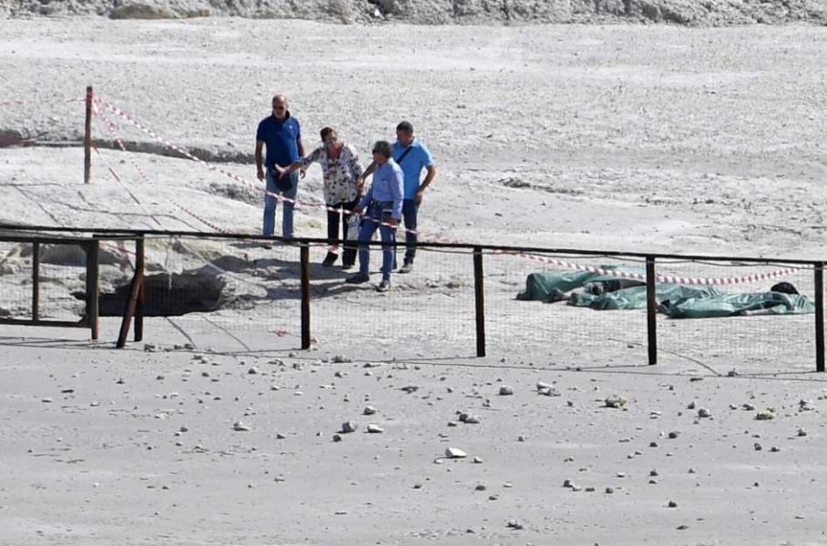 Tres miembros de una familia fallecen en Italia al caer en un cráter