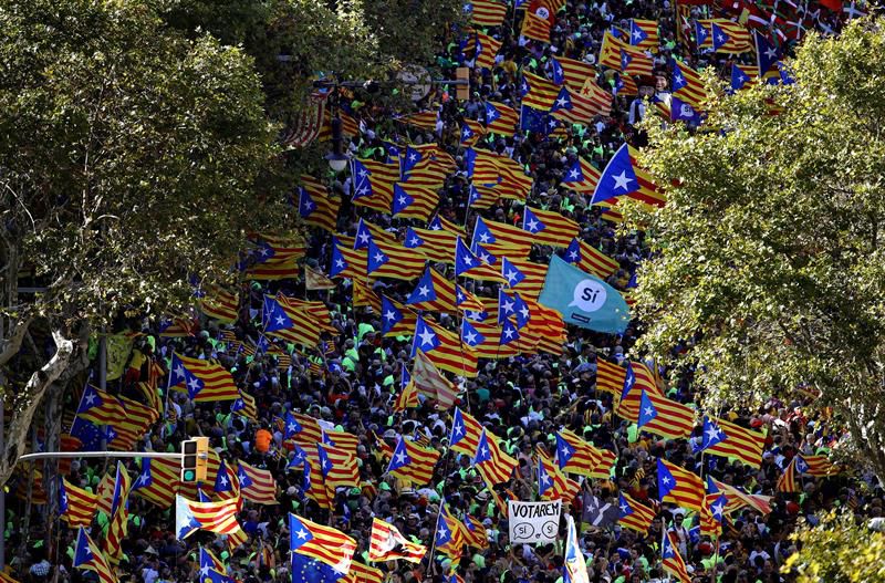 Miles de personas se suman a la marcha independentista en el centro de Barcelona