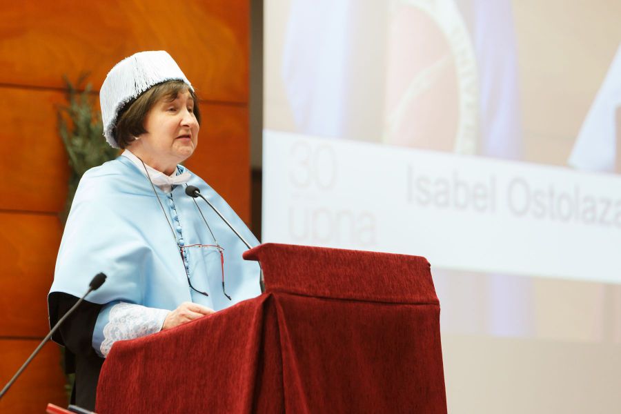 La catedrática de la UPNA Isabel Ostolaza se incorpora a la Real Academia de Historia