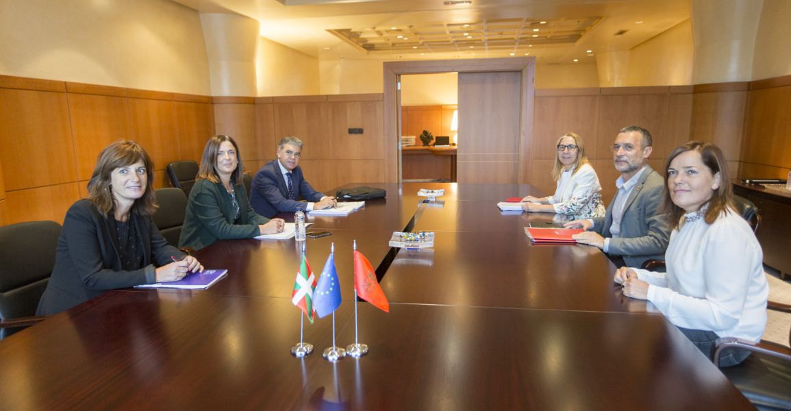El vicepresidente Laparra y la consejera vasca analizan el empleo y las políticas sociales en Vitoria