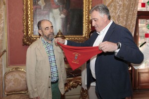 Javier Pagola (i) recibe el Pañuelo de Pamplona de manos del alcalde.