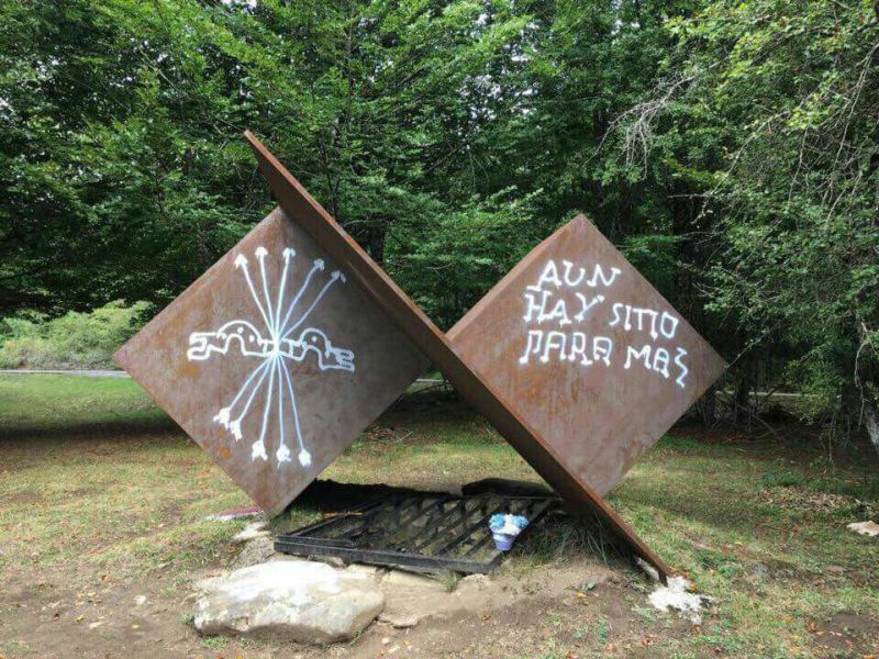 Aparecen pintadas falangistas en el monumento de la sima de Otsoportillo