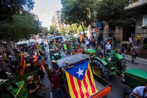 1-O: Un vídeo muestra como unos 400 tractores colapsan la circulación para concentrarse en Barcelona