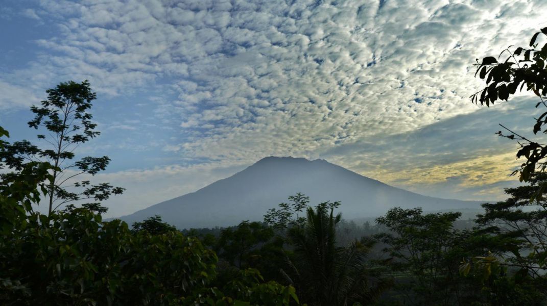 Indonesia prepara sus aeropuertos ante la posible erupción de un volcán en Bali
