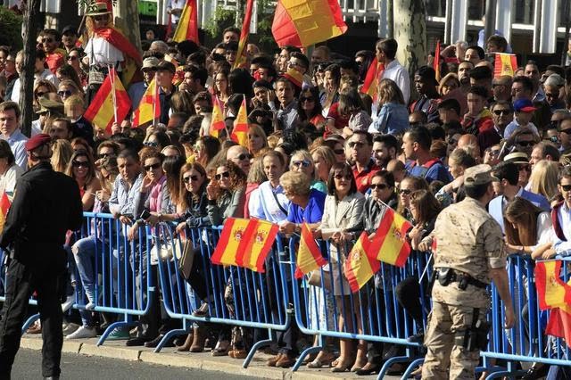 Aplausos y gritos de «viva España» al llegar los Reyes al desfile de la Fiesta Nacional