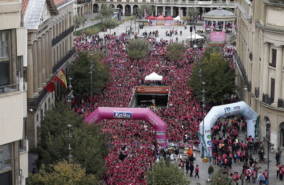 Miles de personas tiñen de rosa Pamplona contra el cáncer de mama