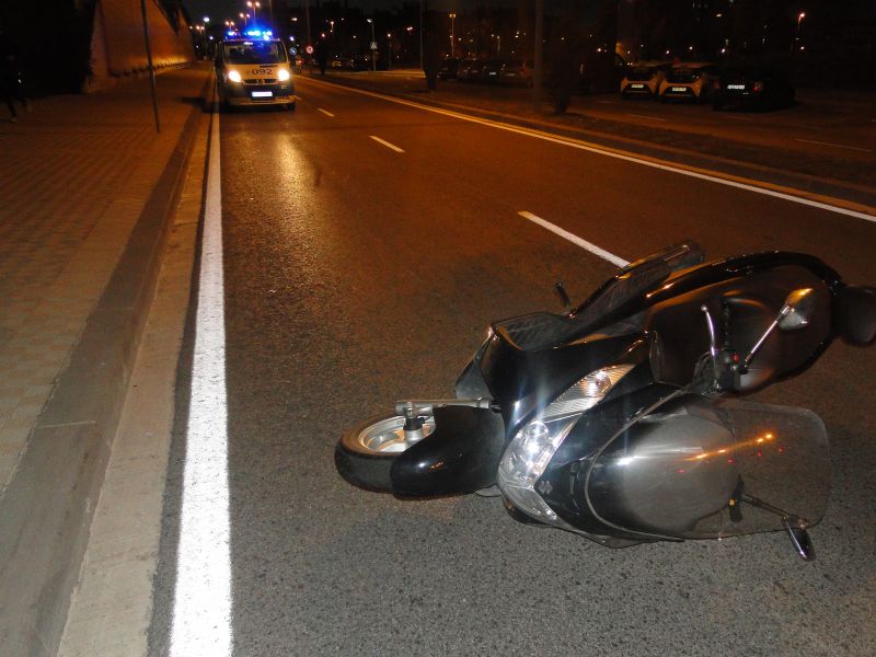 Herido un hombre de 71 años ebrio al caer de la moto