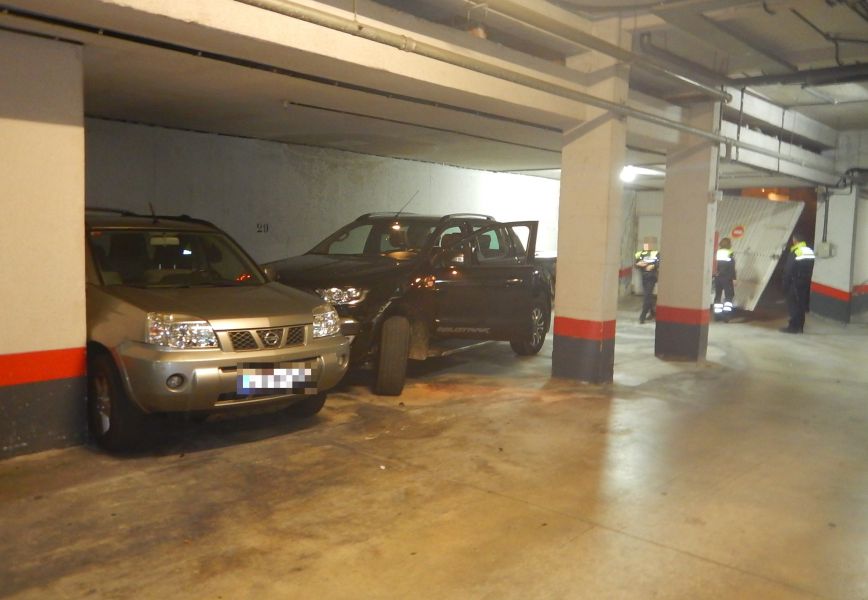 Detenido un hombre ebrio que choca contra un vehículo estacionado tras romper la puerta del garaje