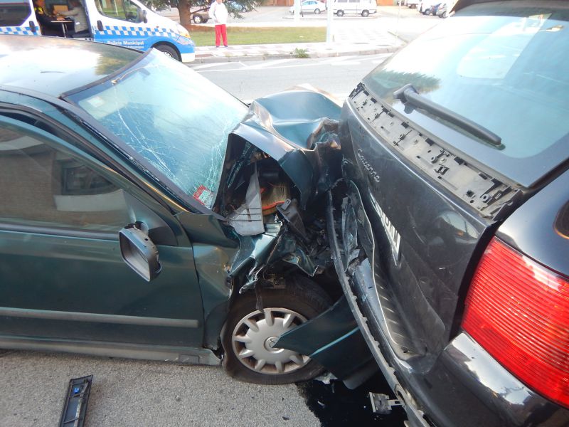 Un hombre ebrio se sale de la vía y choca contra 3 vehículos estacionados