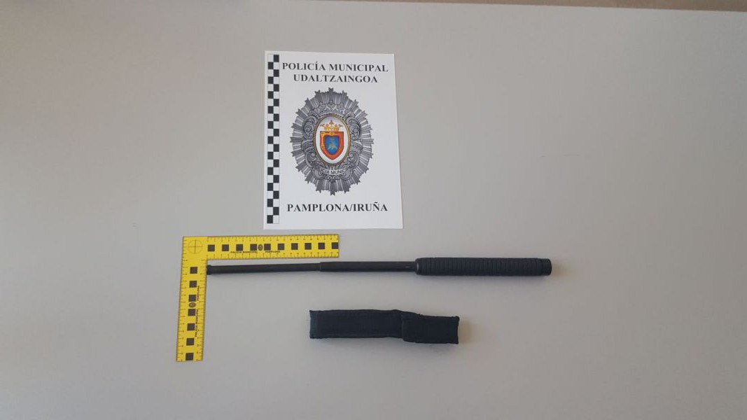 Denunciado un conductor por portar arma extensible en su vehículo