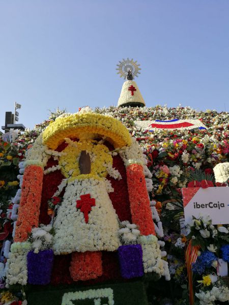 Más de 90 grupos depositan sus ramos en la Ofrenda de Flores a la Virgen del Pilar