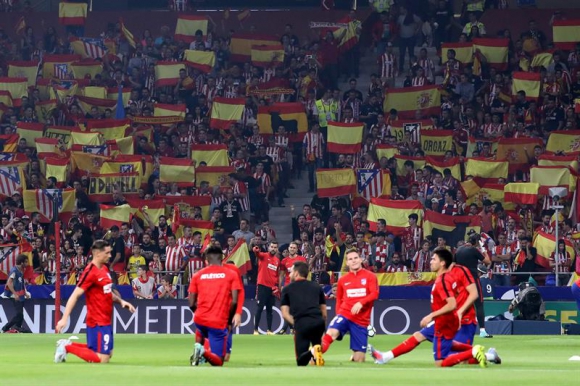 La grada, llena de banderas españolas para recibir al Atlético y al Barcelona