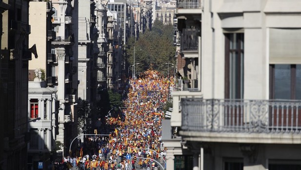 Miles de personas se manifiestan Barcelona en defensa de la unidad de España
