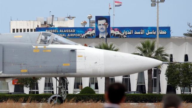 Dos pilotos rusos mueren al estrellarse su avión Su-24 en una base aérea siria