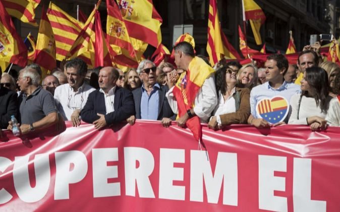 Borrell, a Puigdemont: «No empuje el país hacia el precipicio»