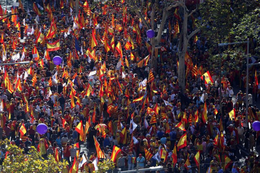 Miles de personas se manifiestan en Barcelona contra la declaración de independencia