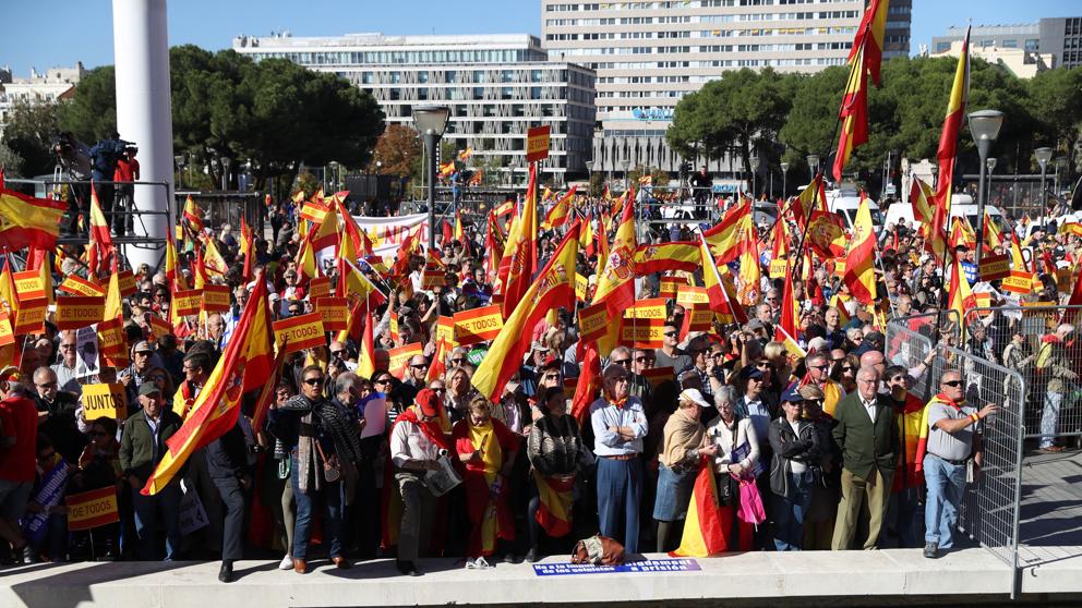 Miles de personas llenan la plaza de Colón para defender la unidad de España